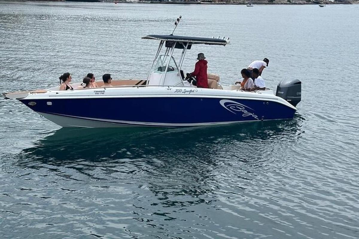 Skupina lidí na modrobílé lodi ve vodě