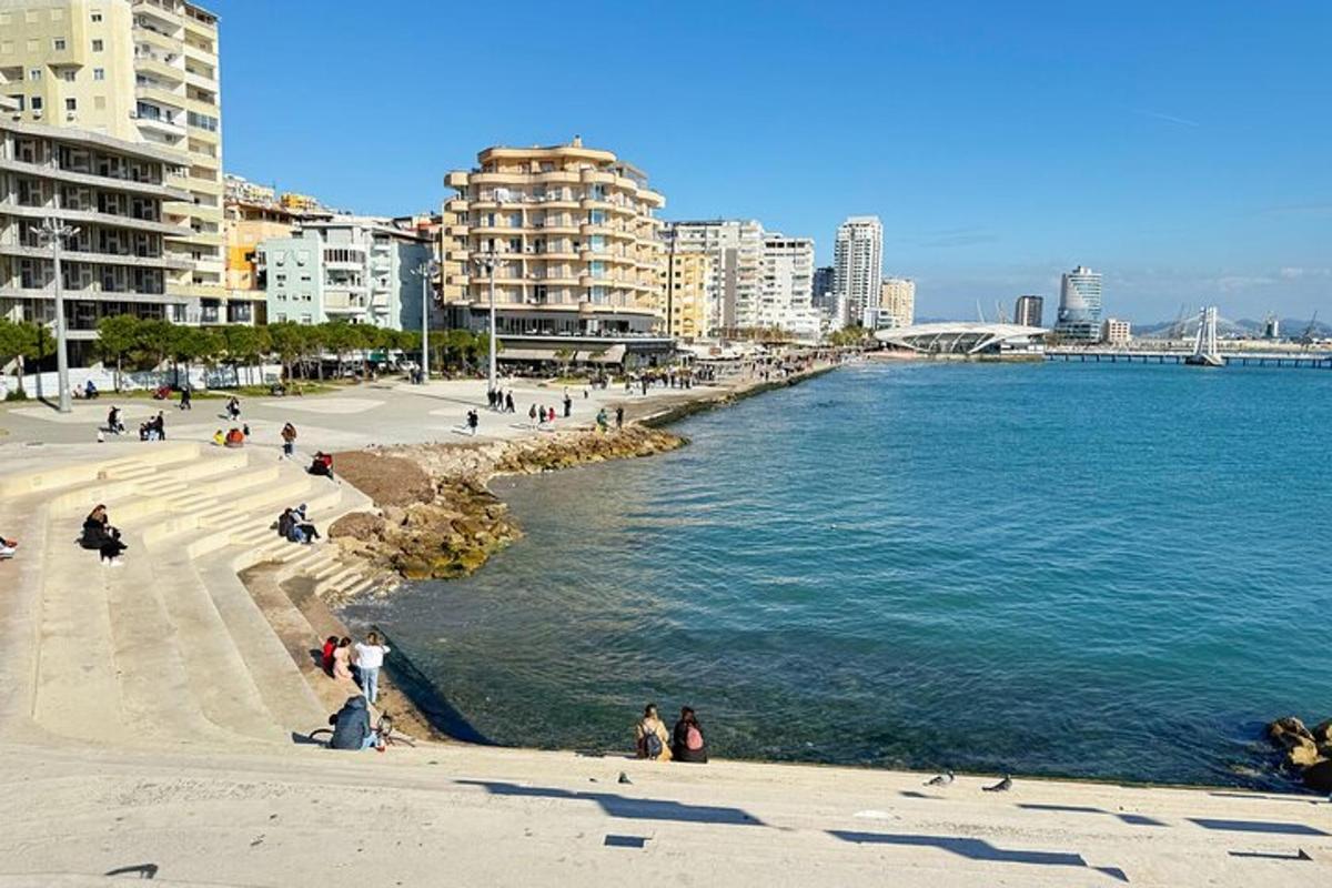 un gruppo di persone che camminano su una spiaggia vicino all'acqua