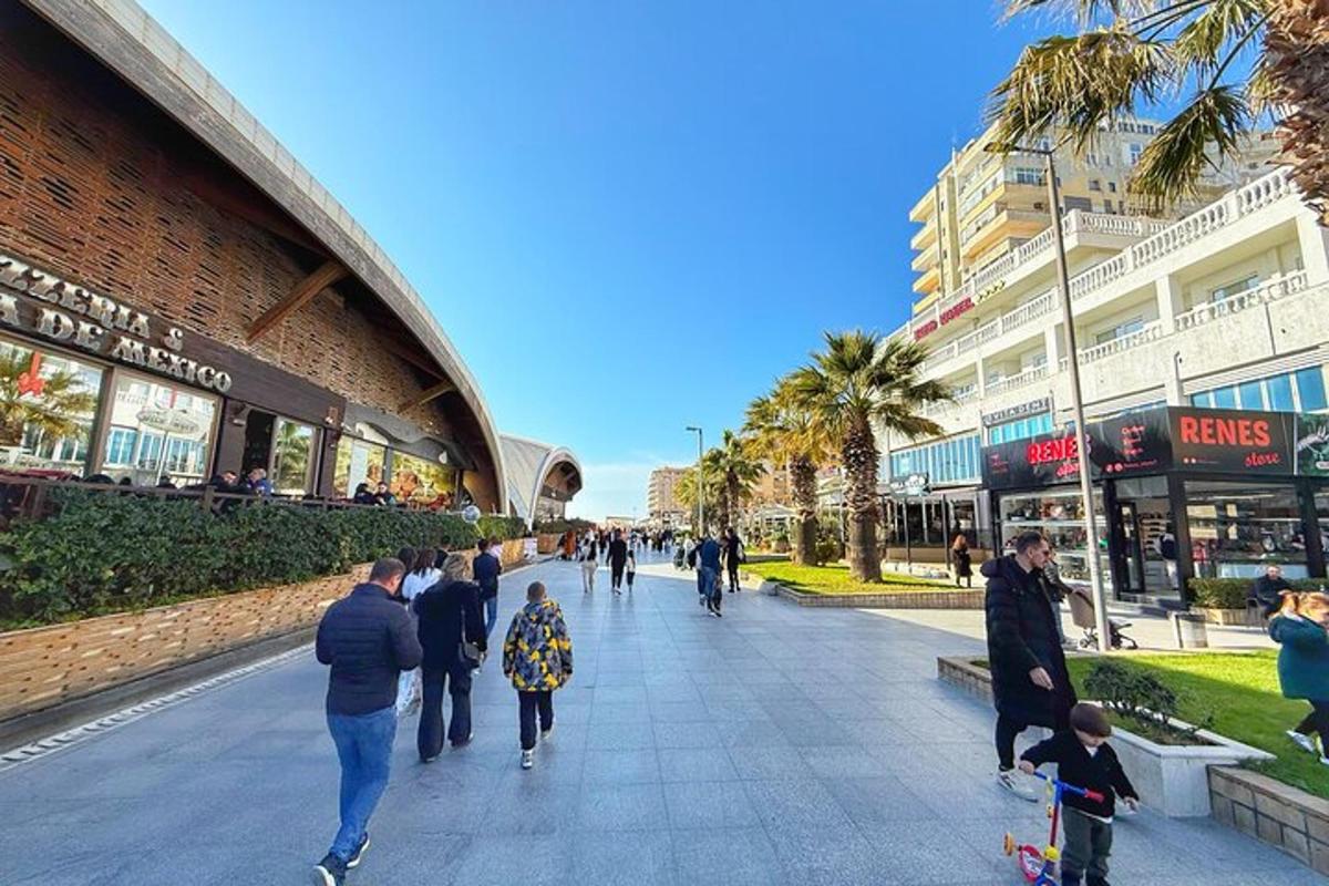 un gruppo di persone che camminano lungo una strada
