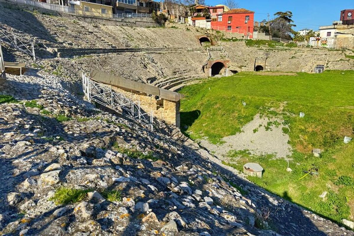 una collina con un ponte e un campo erboso