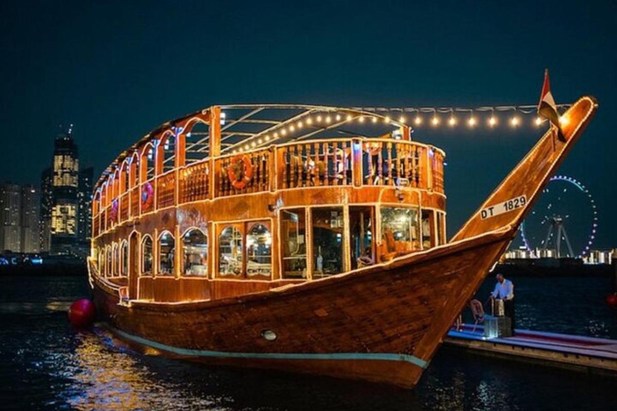 ein großes Holzboot im Wasser bei Nacht