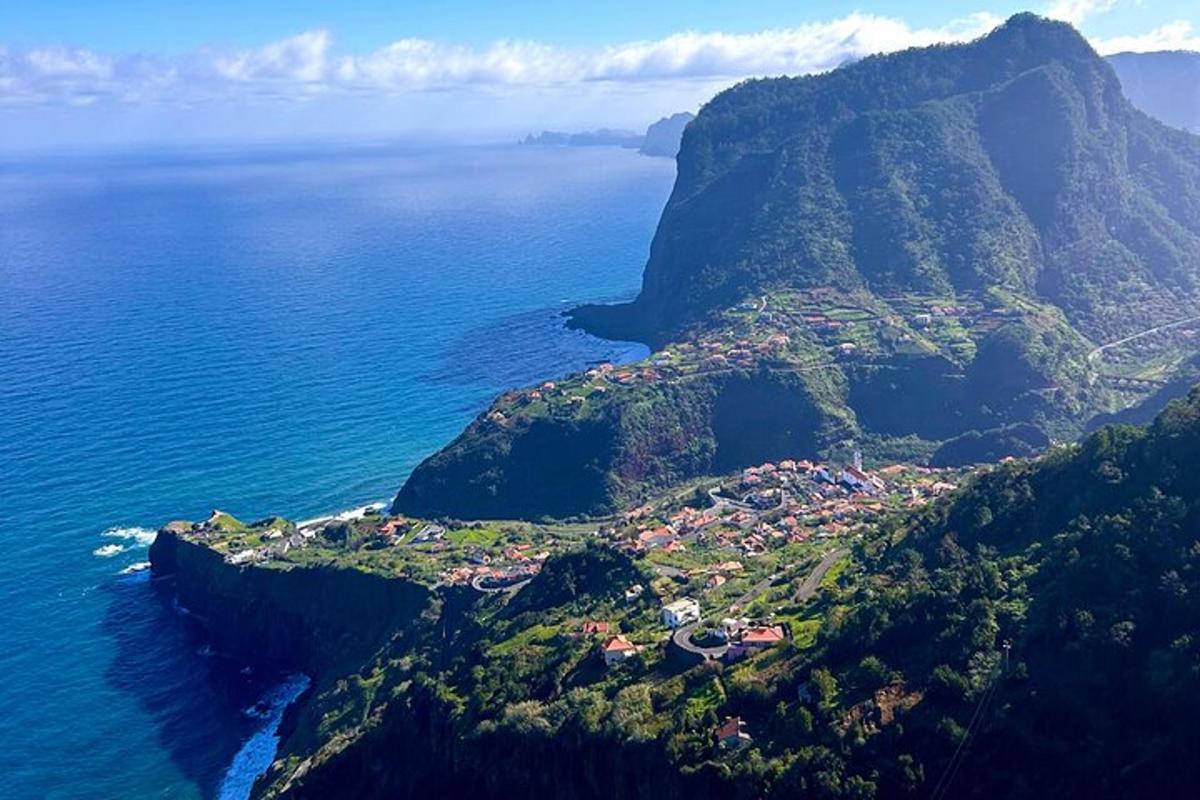 una vista aerea di una montagna con l'oceano