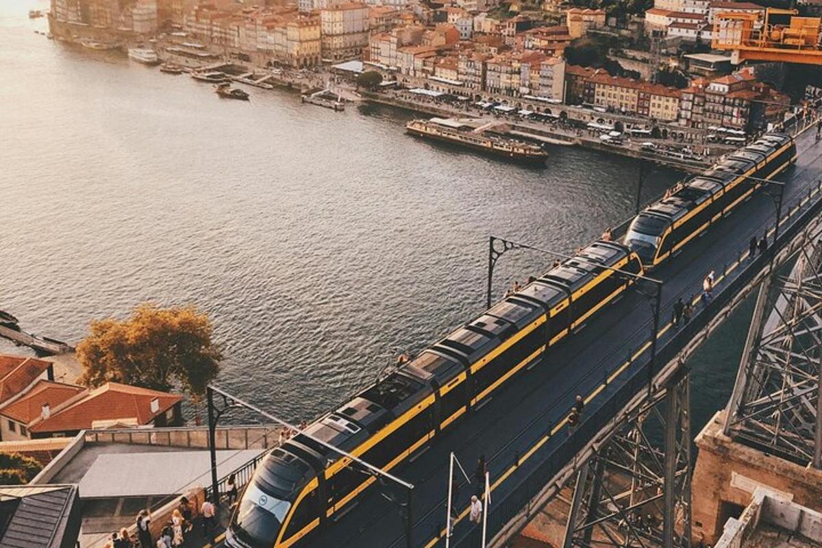 un tren pe un pod peste un râu