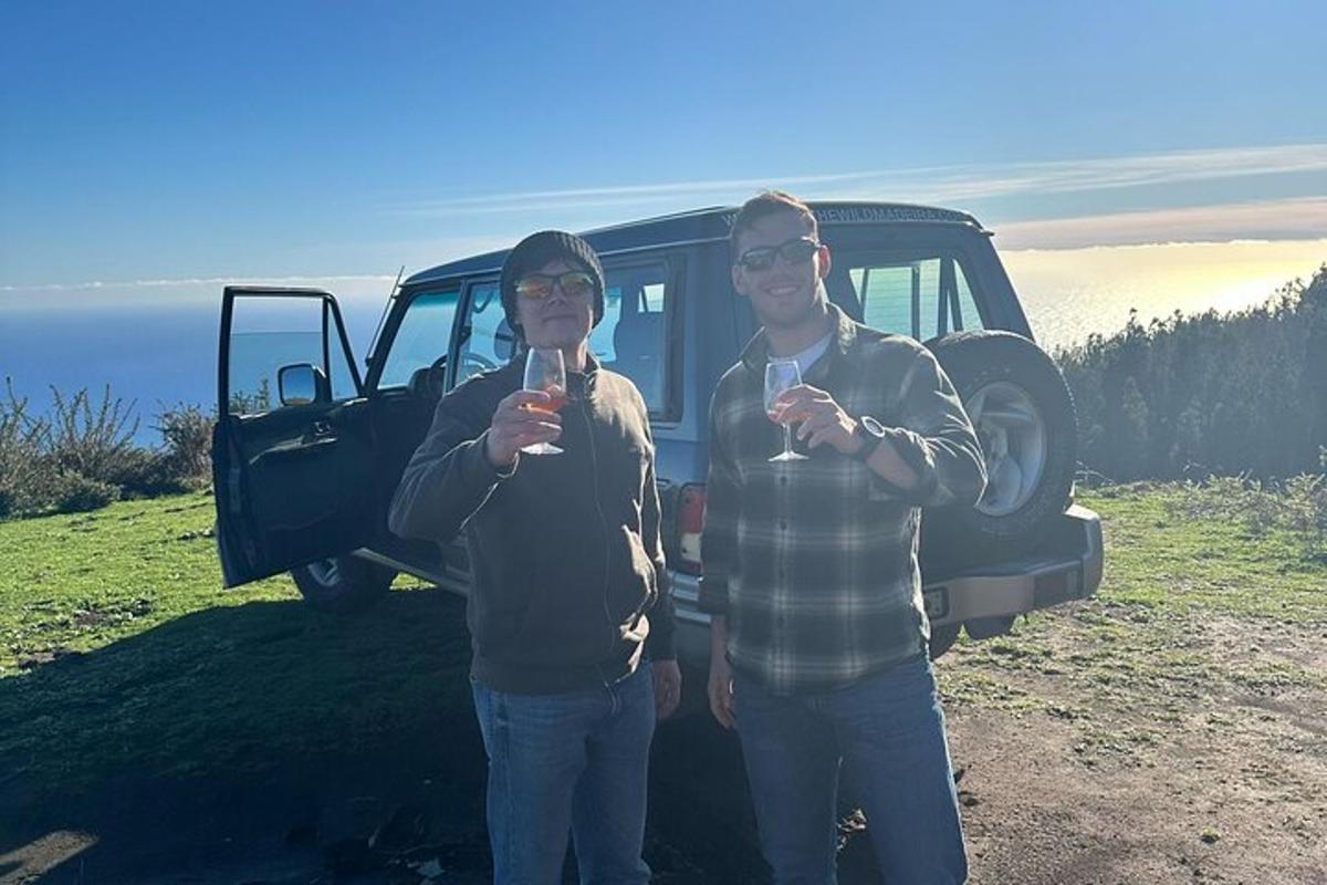 twee mannen met wijnglazen voor een busje