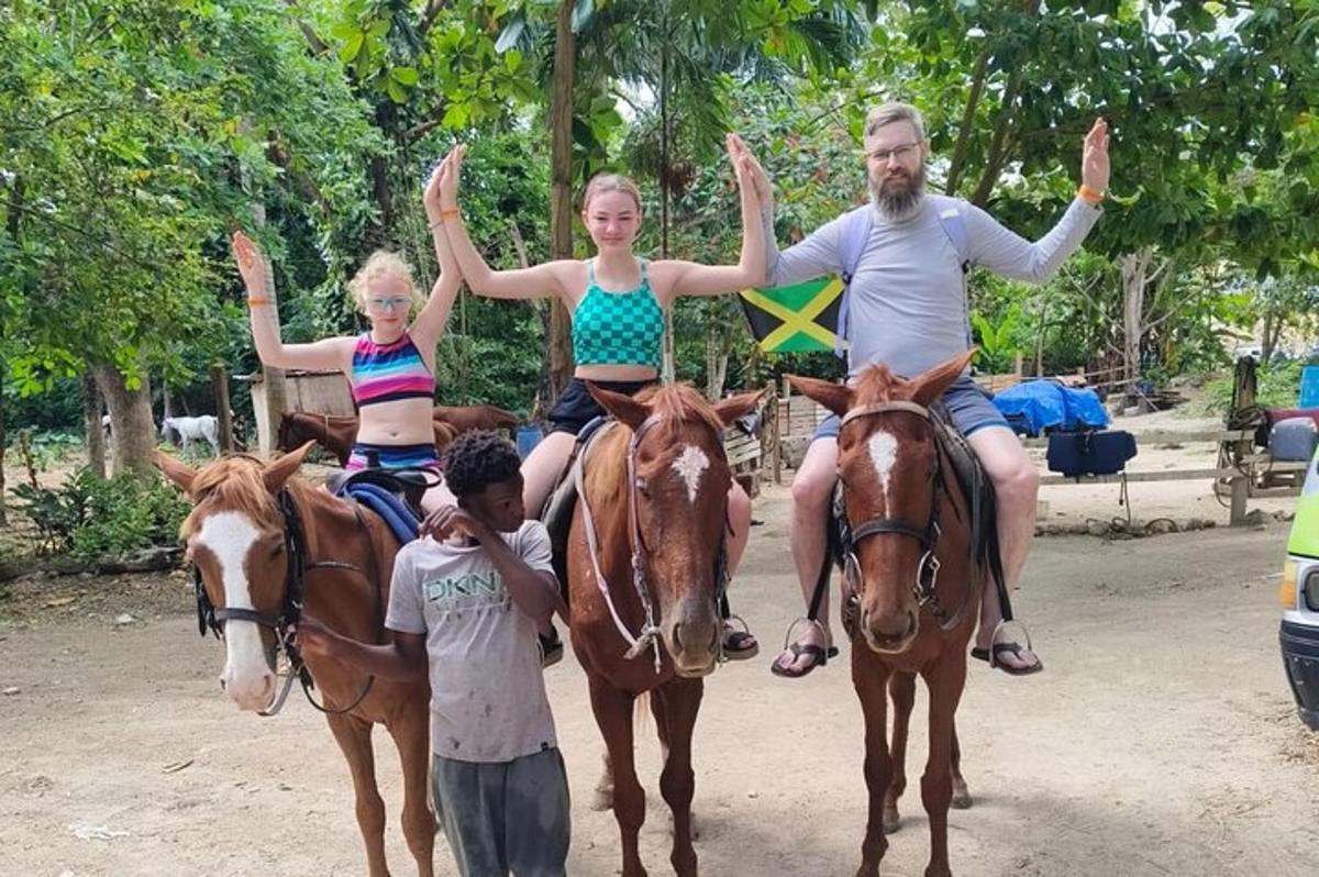 un uomo e una donna a cavallo con i bambini