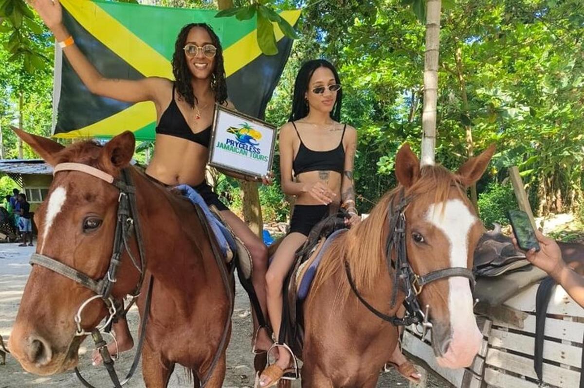 due donne in costume da bagno a cavallo
