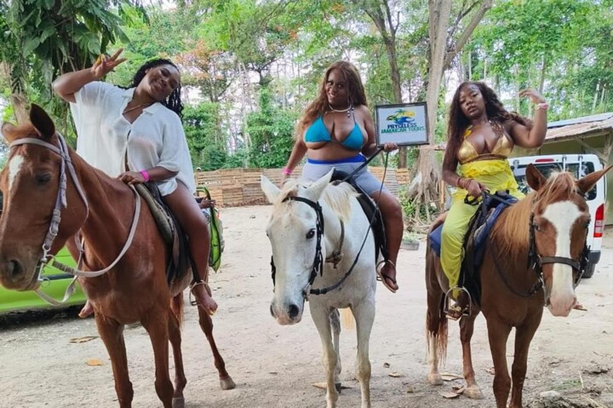 tres dones muntades a cavall per un camí de terra