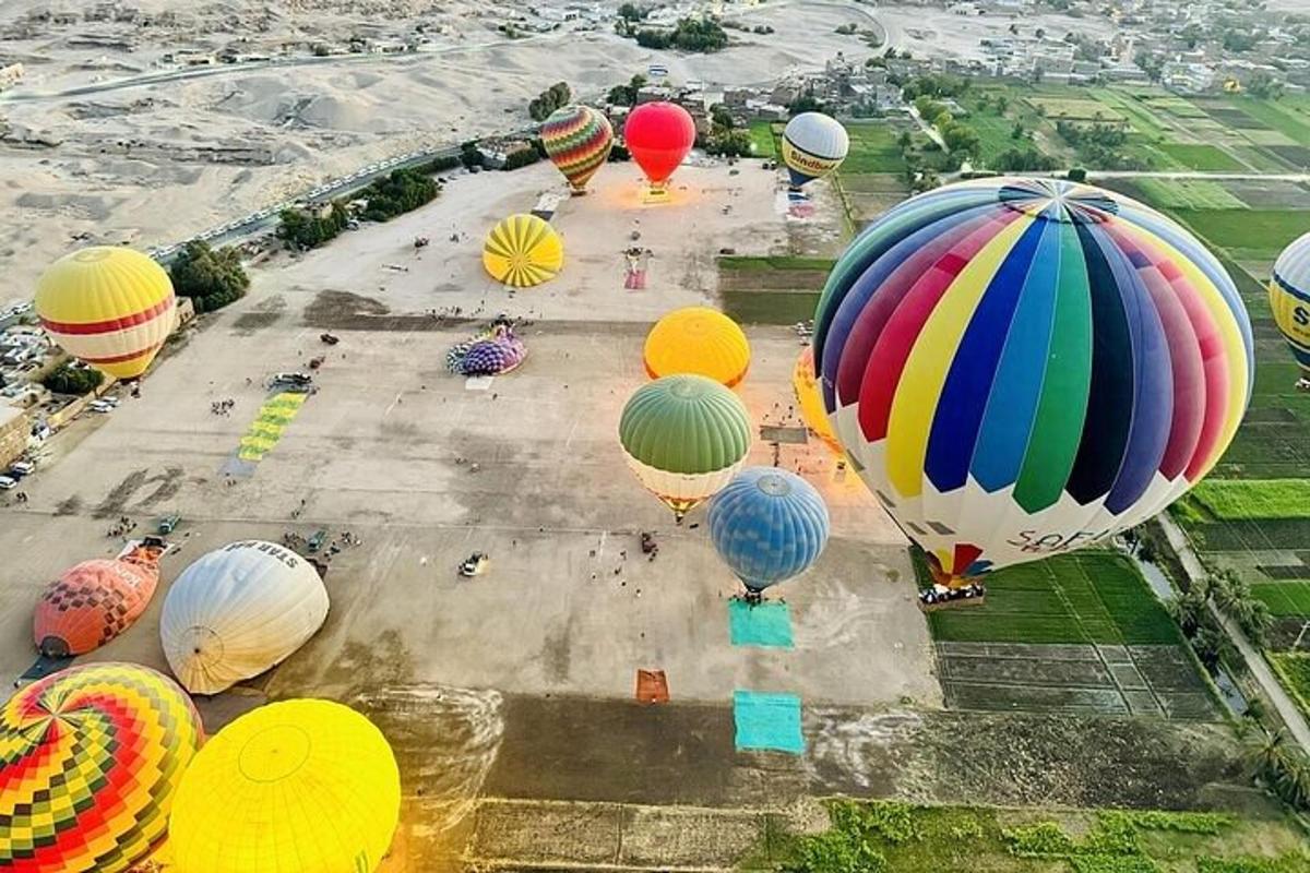 kup pisanih balonov na vroč zrak na polju