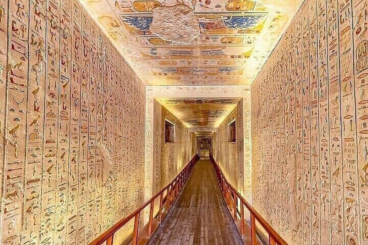 lorong dengan lukisan di dinding sebuah gedung
