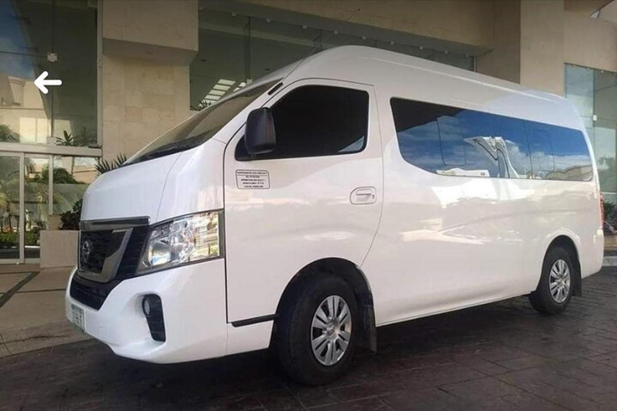 sebuah van putih diletakkan di hadapan sebuah bangunan