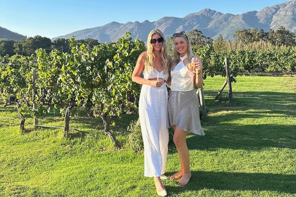due donne in piedi davanti a un vigneto