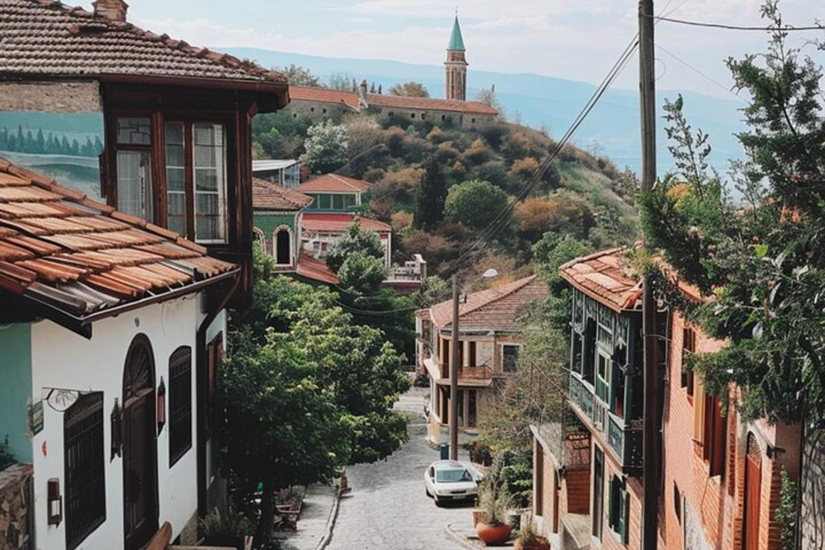 městská ulice s domy a kostelem