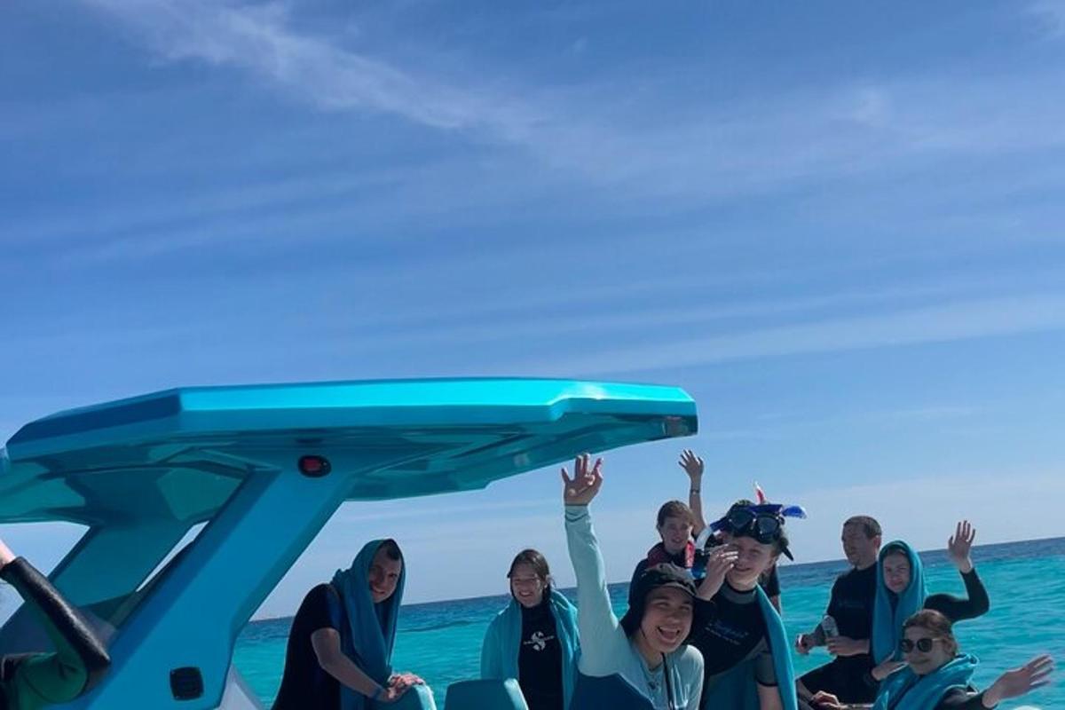 skupina ljudi na čolnu v oceanu