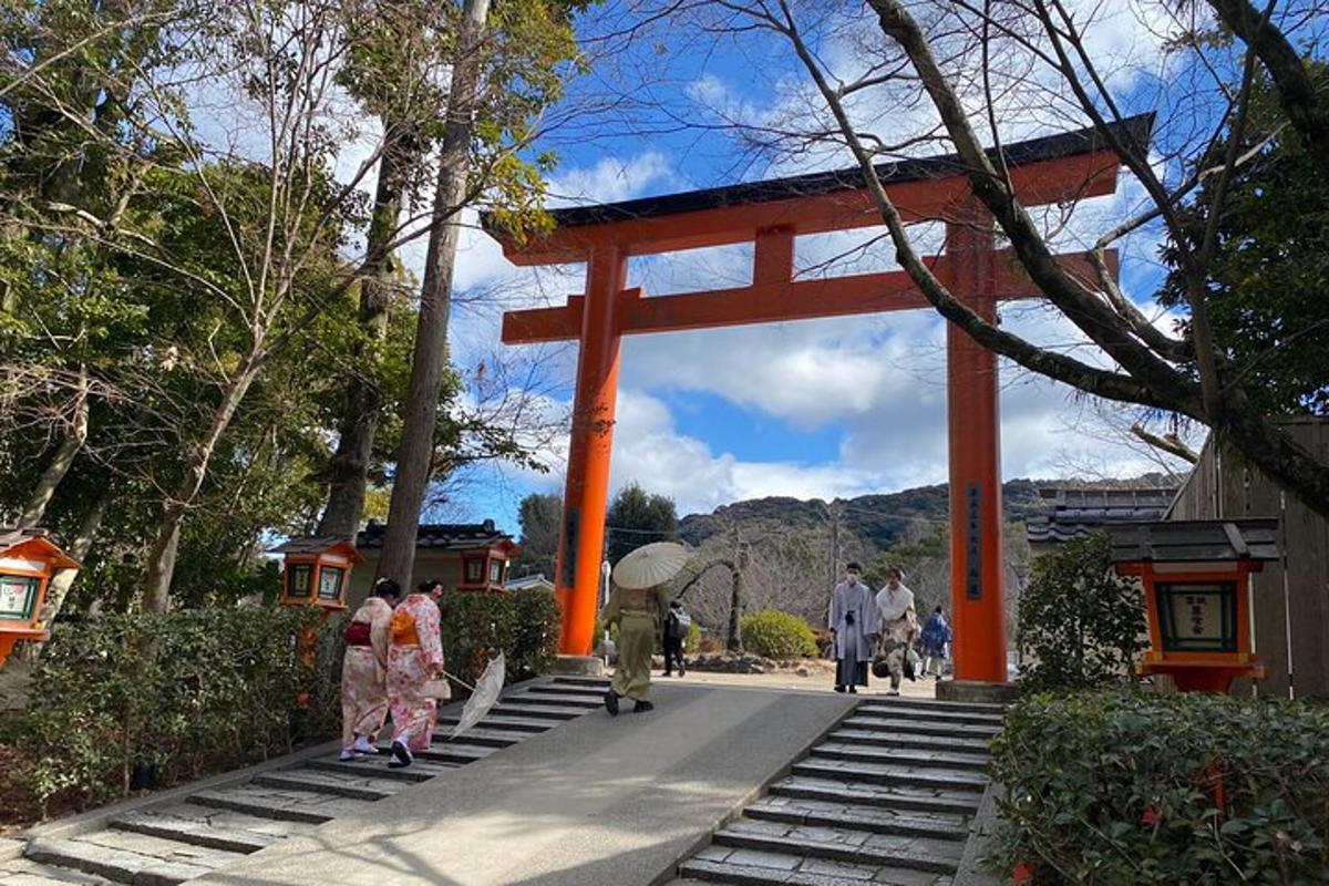um portão torii em um santuário com pessoas caminhando