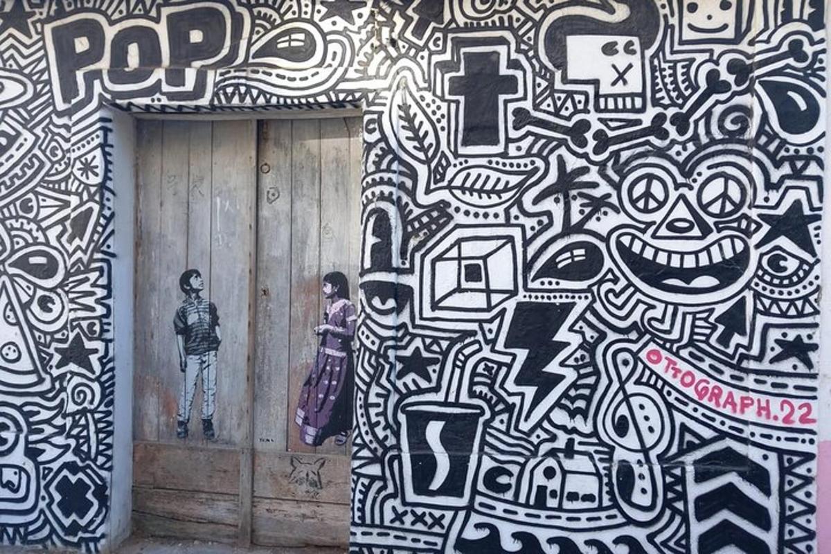 zeď pokrytá graffiti s osobou stojící ve dveřích