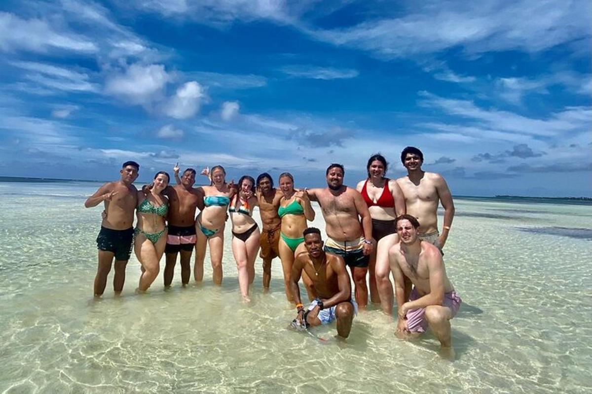 un gruppo di persone in piedi nell'acqua sulla spiaggia