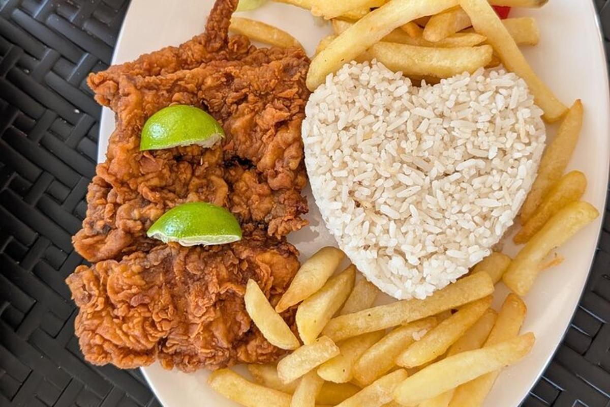 tanjur hrane s prženim mesom i pomfritom