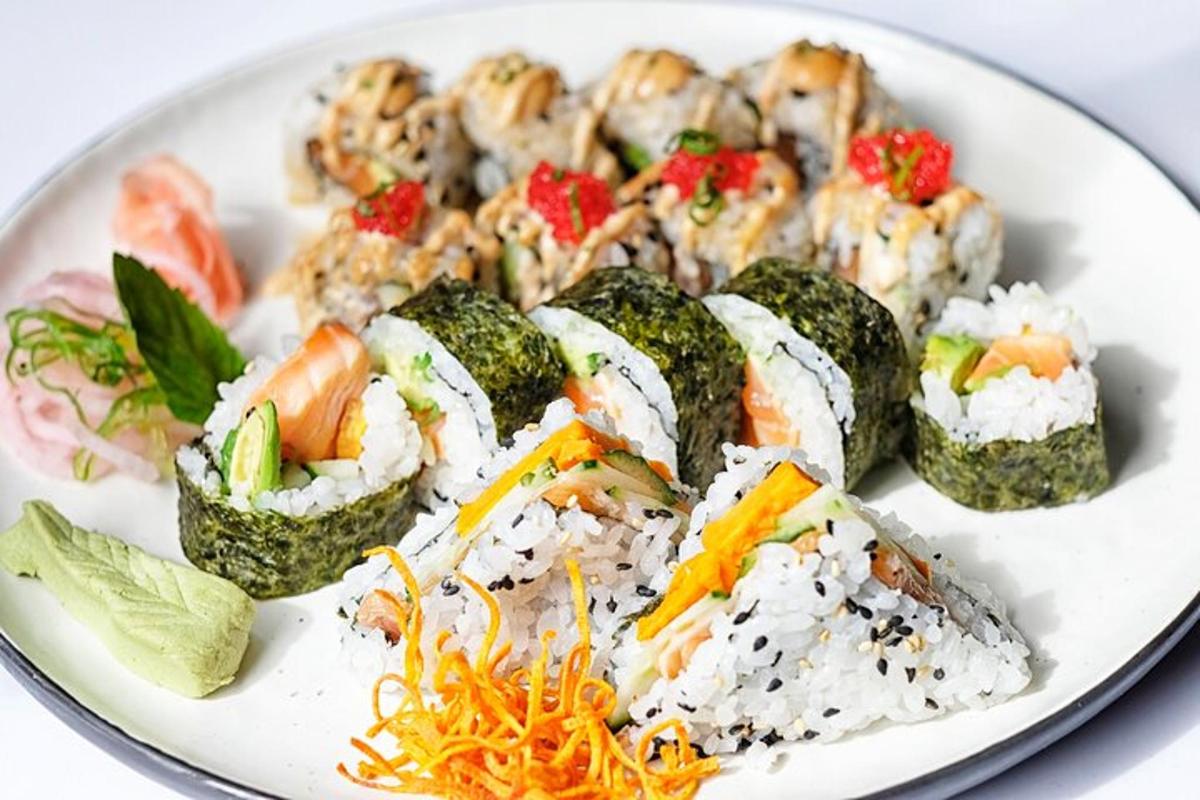diskur af sushi með hrísgrjónum og grænmeti