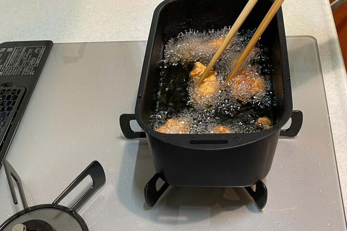 用筷子在炉子上烤食物的烤架
