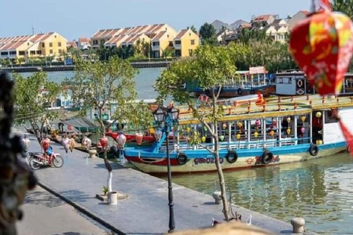 um grande barco na água com pessoas nele