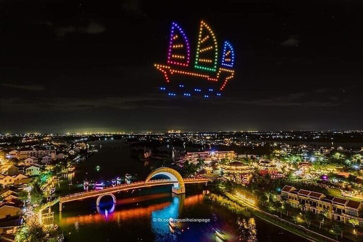 uma vista de uma cidade à noite com uma ponte