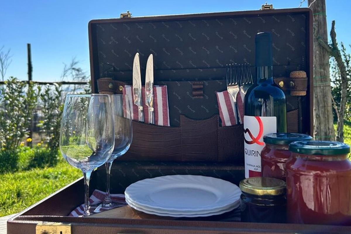 uma mesa com uma taça de vinho e uma garrafa de vinho