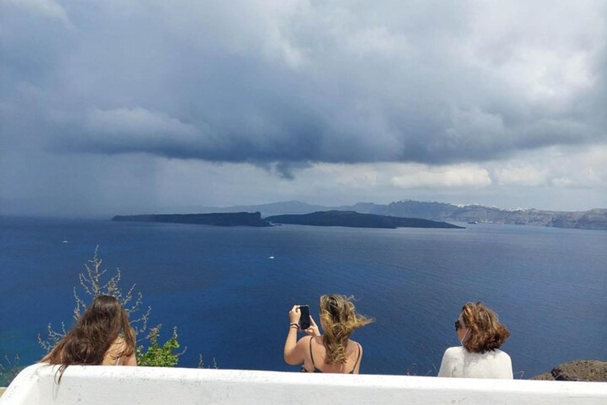 Τρεις γυναίκες φωτογραφίζουν ένα υδάτινο σώμα