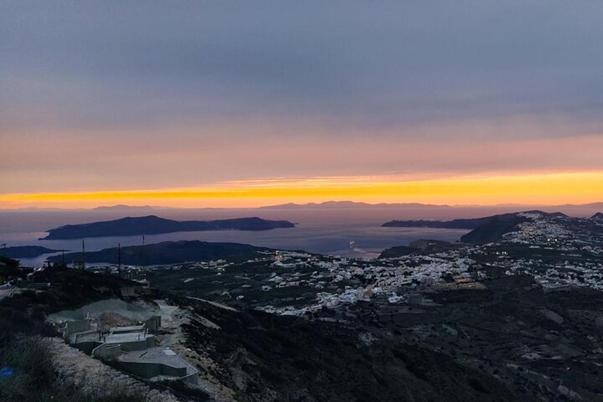 산 정상에서 바라보는 일몰