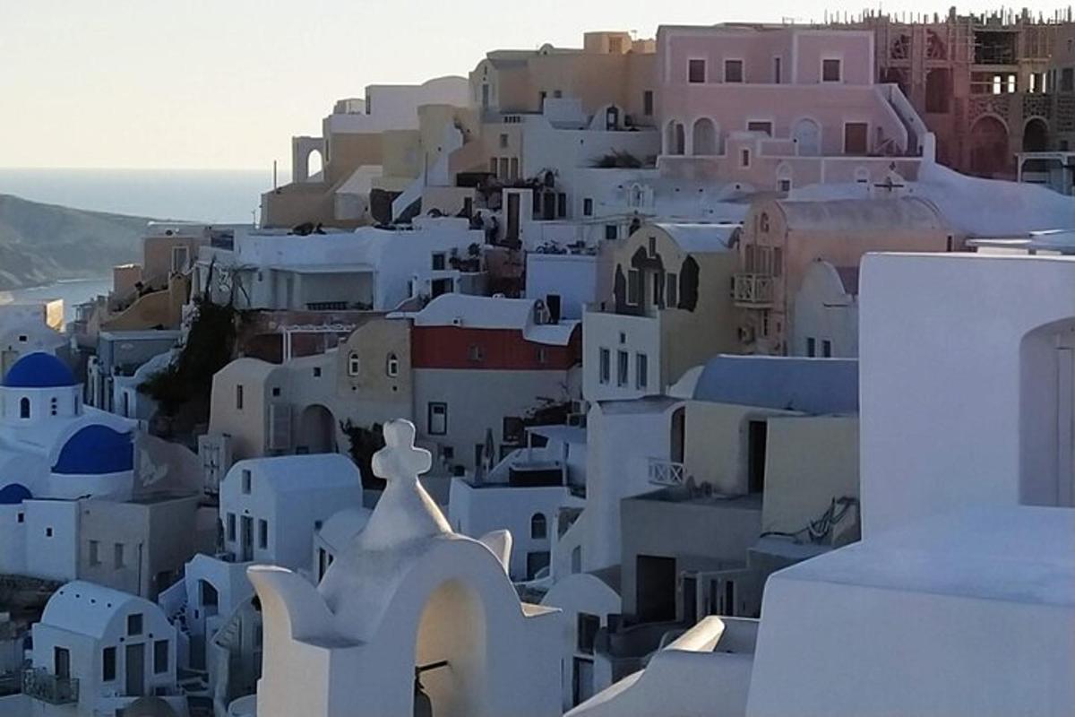μια θέα ενός χωριού με λευκά κτίρια