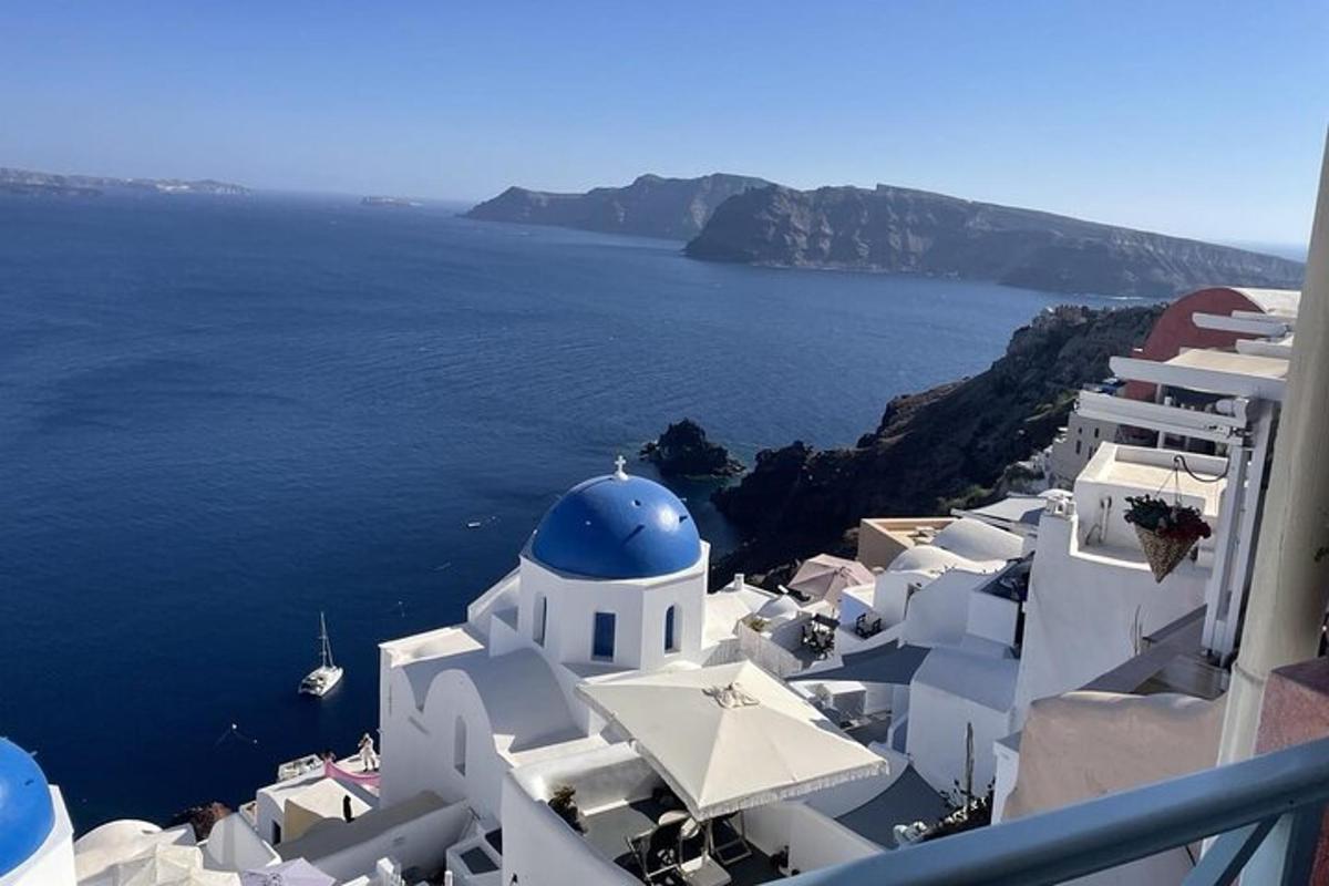 μια ομάδα λευκών κτιρίων στην όχθη του νερού