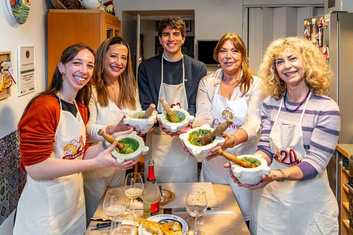un gruppo di persone in cucina che tengono in mano ciotole di cibo