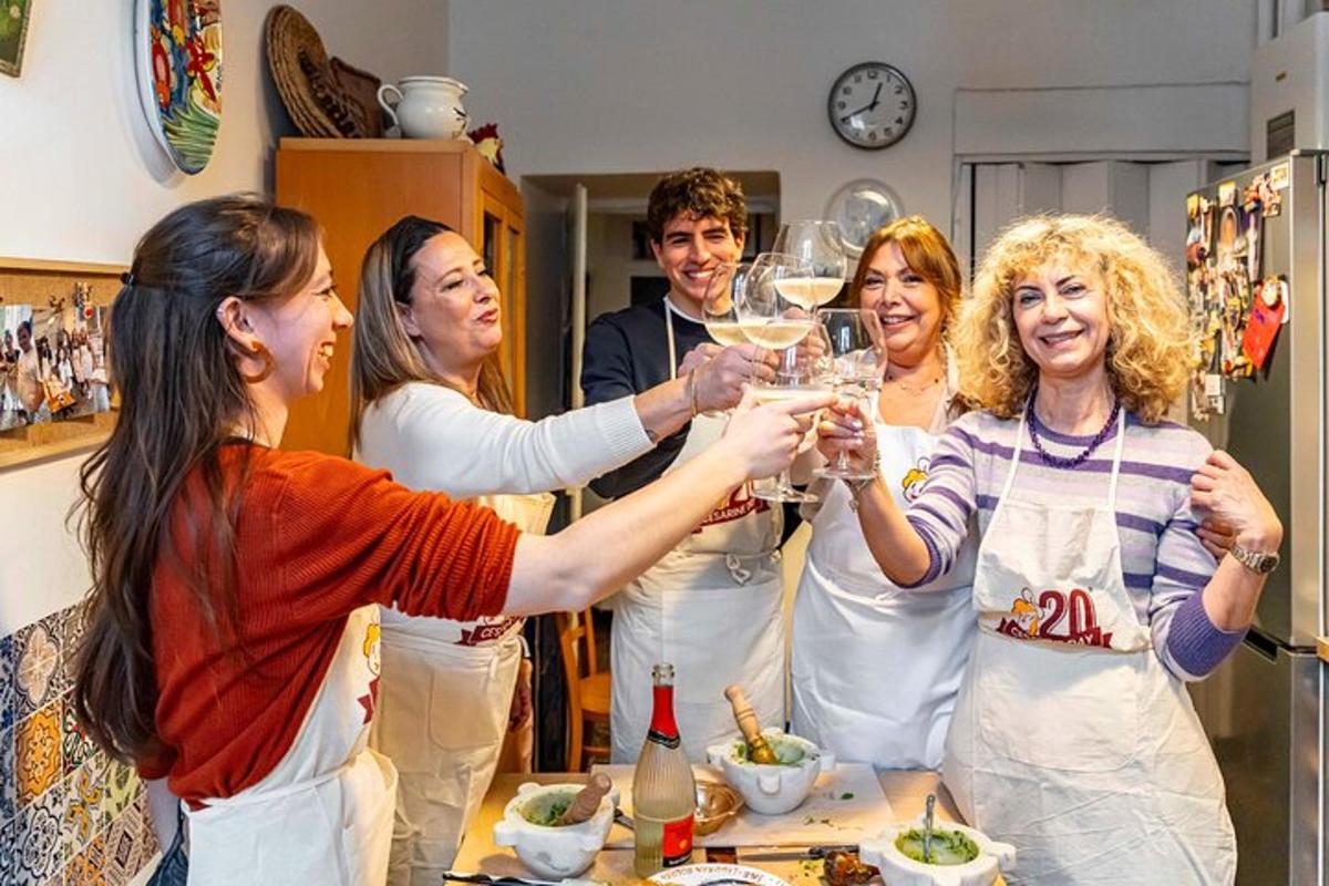 un gruppo di persone che sorreggono bicchieri di vino