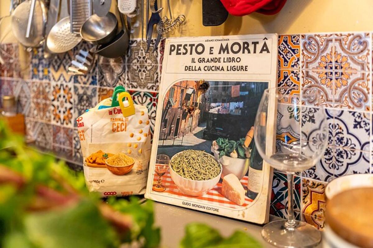 una rivista su un muro con una foto di cibo