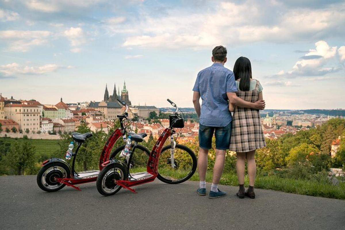 Un hombre y una mujer de pie junto a sus bicicletas.
