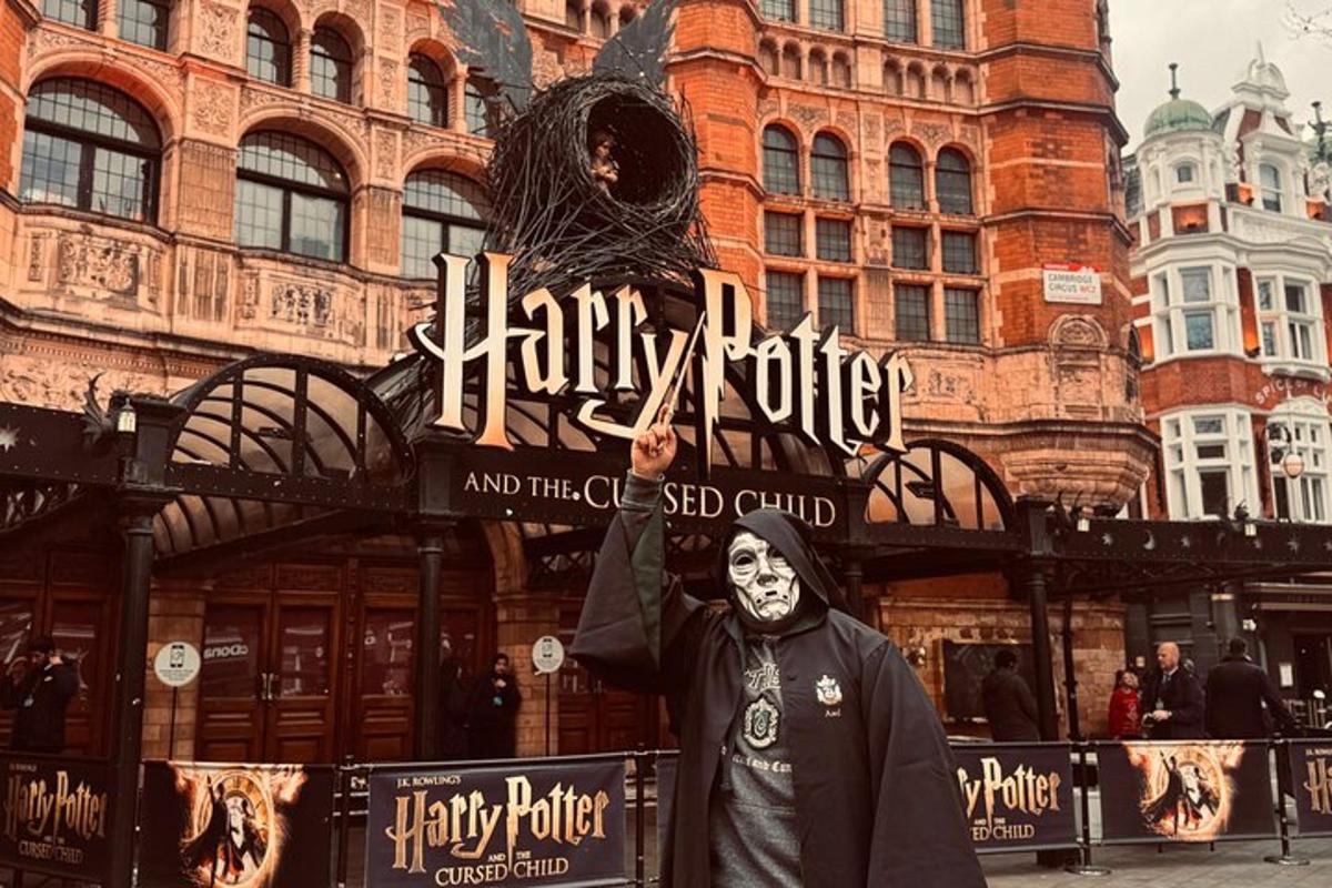 muž stojící před cedulí s Harrym Potterem