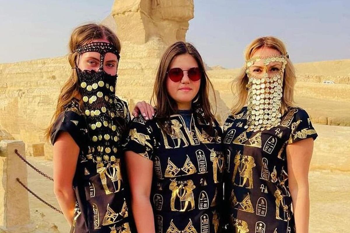 שתי נשים עומדות זו לצד זו מול מדבר