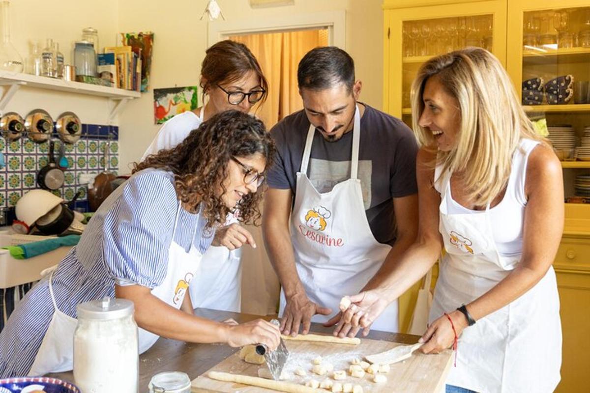 um grupo de pessoas em uma cozinha preparando comida