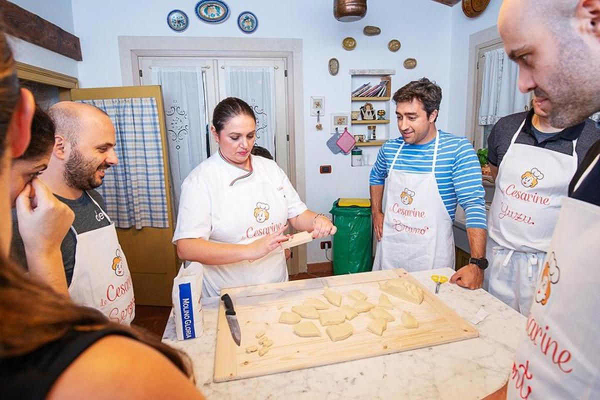 um grupo de pessoas em uma cozinha preparando comida