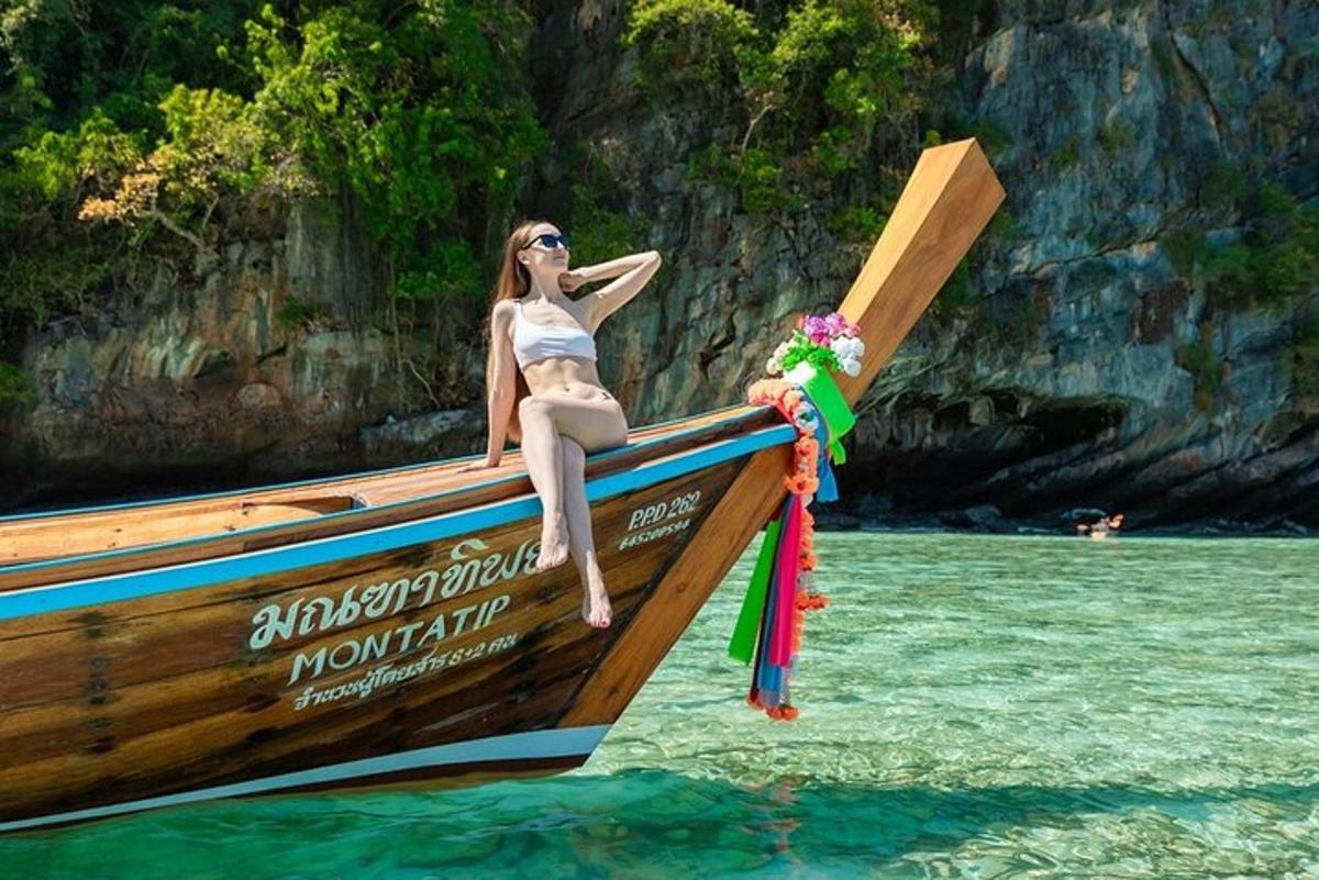 uma mulher sentada na ponta de um barco na água