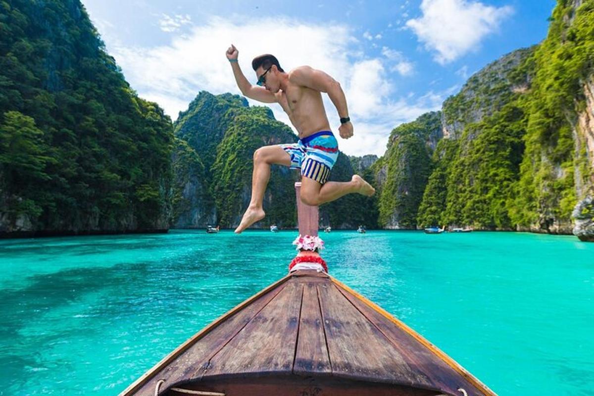 um homem pulando da popa de um barco na água