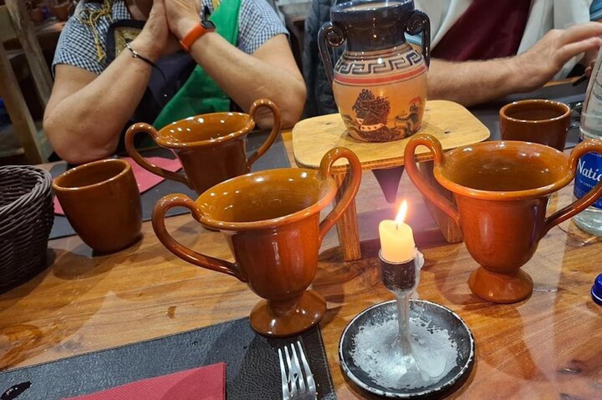 miza s skodelicami, svečo in steklenico