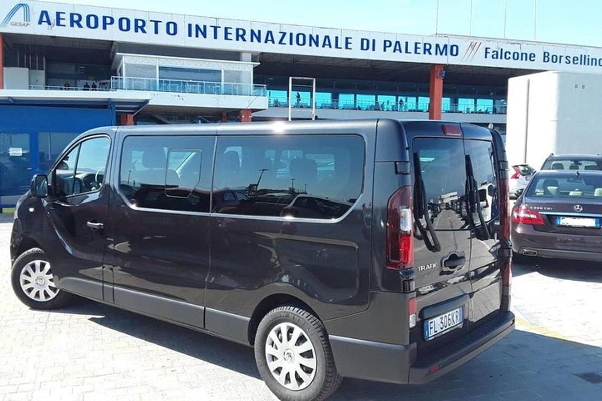 una camioneta negra estacionada en un estacionamiento