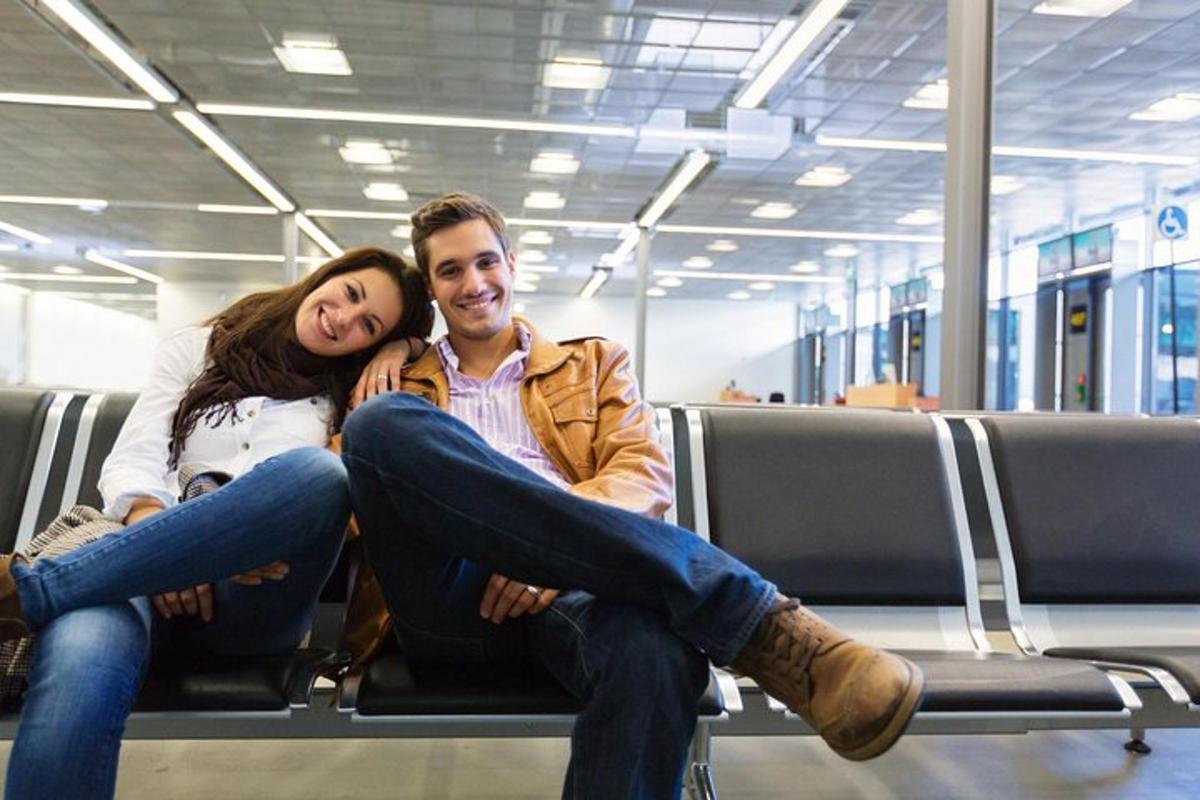 un uomo e una donna seduti su una sedia in un ufficio