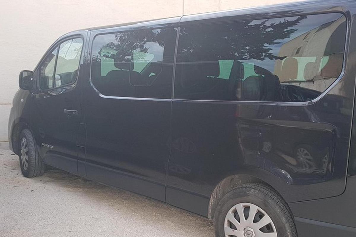 un furgone nero parcheggiato in un parcheggio