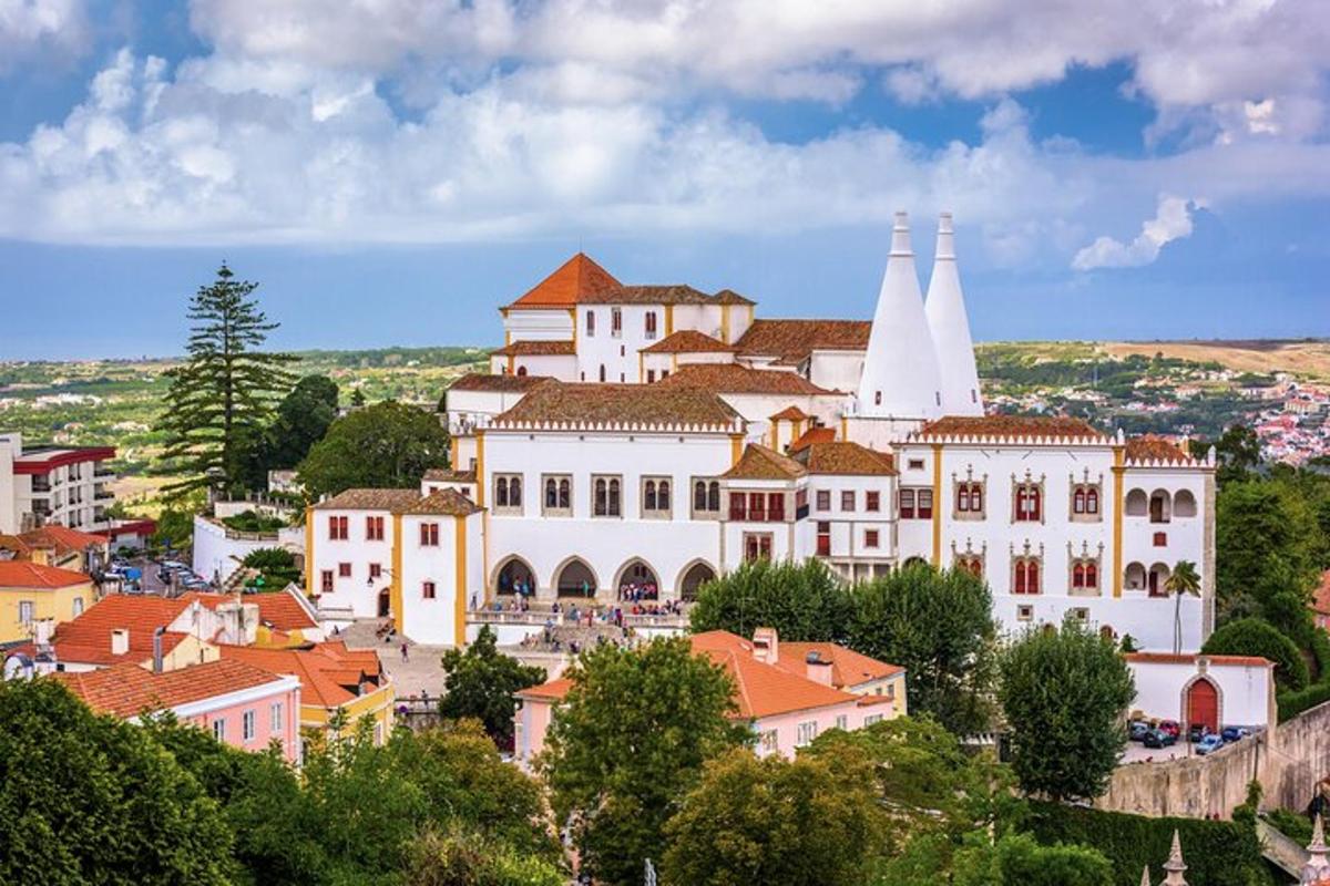 veľká biela budova s vežami na vrchole mesta
