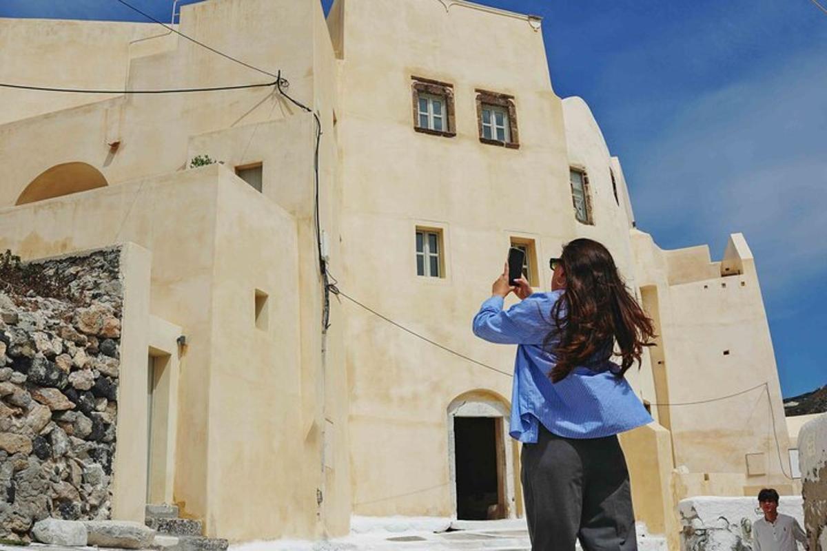 una dona fent una foto d'un edifici