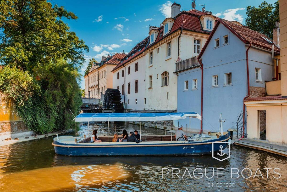 loď v řece s lidmi na ní