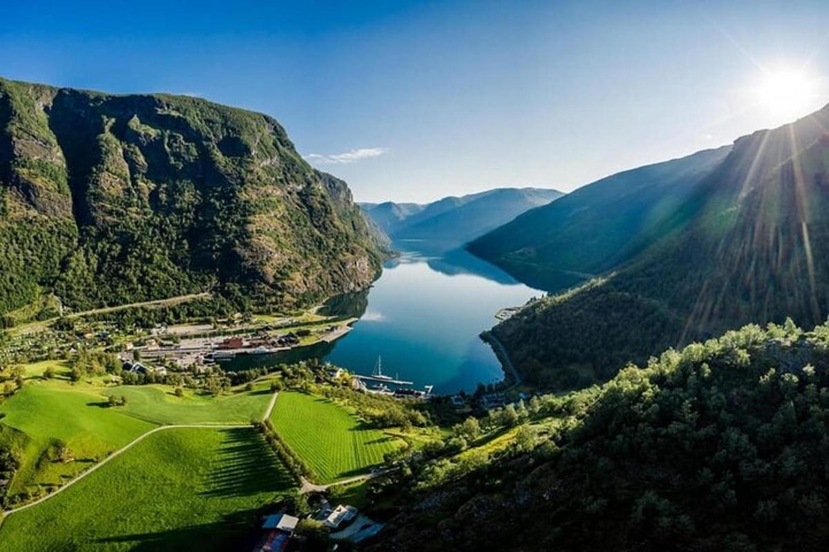 una vista aerea di un lago in montagna