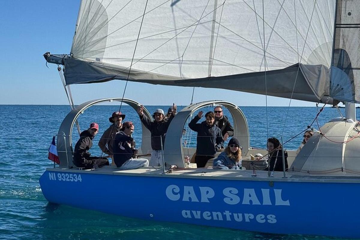 un gruppo di persone su una barca a vela in acqua