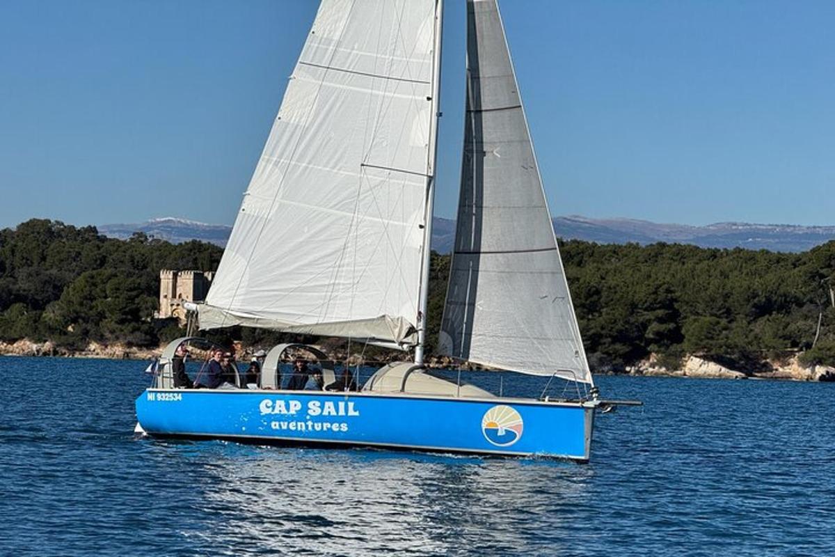 um barco à vela em um corpo d'água